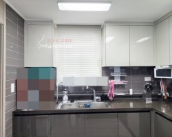 아파트 주방 아이보리 알루미늄블라인드 시공