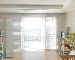 아파트 거실 화이트 우드블라인드 시공