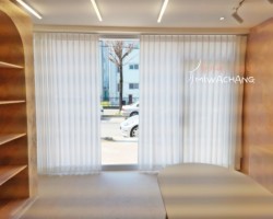 상가 통유리창 화이트 쉬폰커튼 시공
