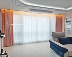 아파트 거실 화이트 쉬폰커튼 + 핑크 무지 커튼 시공(전동레일)