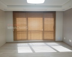 아파트 거실창 라이트브라운 우드블라인드 시공