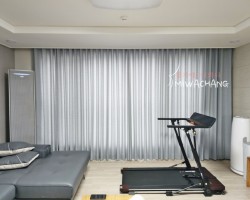 아파트 거실 스카이블루 무지 커튼 시공