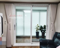 아파트 거실 핑크베이지 커튼 시공