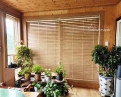 전원주택 거실 라이트브라운 우드블라인드 시공