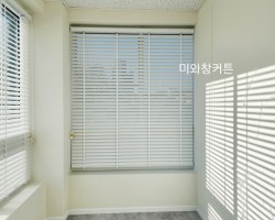 학원 강의실 화이트 우드블라인드 시공