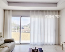 주택 거실 화이트 쉬폰커튼 시공