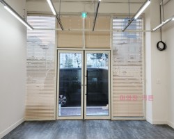 상가 통창 라이트베이지 오동나무 우드블라인드 시공