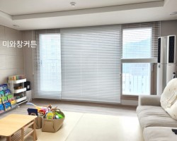 아파트 거실 화이트 우드블라인드 시공