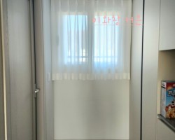 어반마제네스 주방 화이트 쉬폰커튼 시공