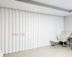 어반마제네스 거실 화이트 암마거튼 시공