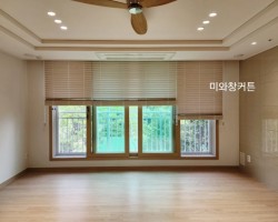 아파트 거실 워시화이트 우드블라인드 시공
