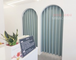 피부샾 아치형 통로 민트 암막커튼 시공