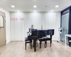 피아노학원 벽면 화이트 쉬폰커튼 시공