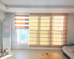 아파트 거실 라이트브라운 펄세븐라인콤비블라인드 시공