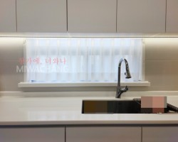 아파트 주방 화이트 커튼 시공